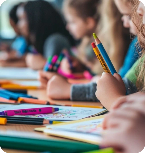 Alunos escrevem e desenham em sala.