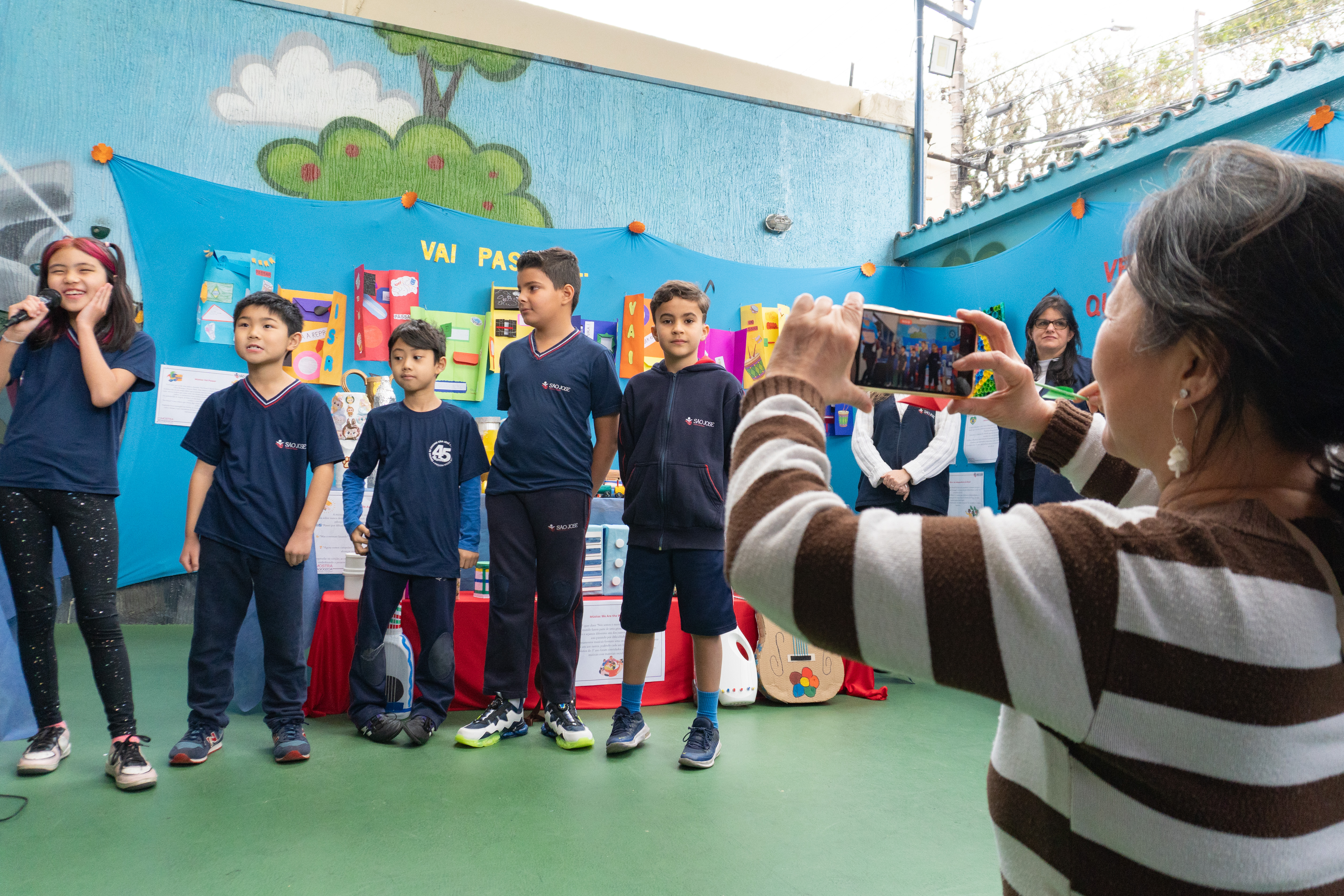 No dia 13 de setembro, o Centro de Ensino São José promoveu a Mostra Pedagógica 2025, cujo tema central foi “Historiando Canções”.

O evento reuniu alunos, famílias e educadores em uma experiência que aliou conhecimento, sensibilidade e criatividade. Cada turma apresentou projetos que integraram música e história, resultado de um trabalho desenvolvido ao longo do ano letivo. A partir de canções que marcaram gerações, os estudantes investigaram diferentes contextos históricos, compreendendo como a arte expressa movimentos culturais, transformações sociais e a identidade de cada época.

As produções revelaram a qualidade da pesquisa realizada e a dedicação dos alunos, transformando o espaço escolar em um ambiente de reflexão, diálogo e valorização da arte como linguagem pedagógica.

No mesmo dia, também aconteceu a final do projeto Spelling Bee**,** o tradicional Soletrando em Inglês, no qual os finalistas participaram com dedicação, confiança e entusiasmo diante da comunidade escolar.

A Mostra Pedagógica reafirma o compromisso do Centro de Ensino São José em oferecer uma educação de excelência, que conecta saberes, valoriza a cultura e prepara os alunos para os desafios de um mundo em constante transformação.
